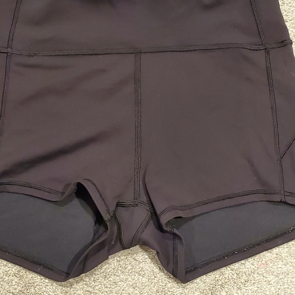 Lululemon In Motion Short 2.5 Size 8 - Picture 9 of 11